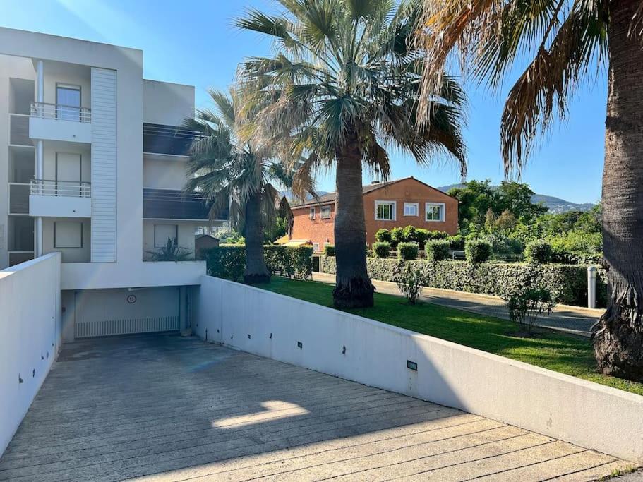 Luxury 3 Piece Garden Apartment In Cannes Marina Mandelieu Kültér fotó